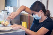 Kanada, Familie Almeida: Auch Sophie Almeida verkauft Patisserie &uuml;ber die Gasse.