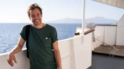 Tobi fährt mit einer Fähre auf die Insel Nisyros in Griechenland. Tobi fährt mit einer Fähre auf die Insel Nisyros in Griechenland.