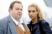 Gottfried Engel (Ottfried Fischer) und Tanja (Carol Campbell), die seit neuestem Fotografin beim Blitzkurier ist, berichten für den verhinderten Kollegen über den Kampf. Gottfried Engel (Ottfried Fischer) und Tanja (Carol Campbell), die seit neuestem Fotografin beim Blitzkurier ist, berichten für den verhinderten Kollegen über den Kampf.