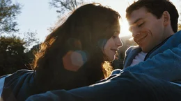 Obwohl Rosie (Lily Collins, l.) und Alex (Sam Claflin, r.) Gef&uuml;hle f&uuml;reinander haben, finden sie nicht zueinander. Ihr Timing macht ihnen st&auml;ndig einen Strich durch die Rechnung ...