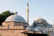 In Istanbul sind die beheizten Steinbänke der Hammams ein Eckpfeiler des sozialen Lebens: Vor oder nach allen wichtigen Lebensereignissen wird der Hammam aufgesucht. In Istanbul sind die beheizten Steinbänke der Hammams ein Eckpfeiler des sozialen Lebens: Vor oder nach allen wichtigen Lebensereignissen wird der Hammam aufgesucht.