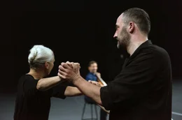 Anna Teresa De Keersmaekers (li.) Choreographie erm&ouml;glicht mit der musikalischen Untermalung durch Jean-Guihen Queyras (Mi.) einen neuen Blickwinkel auf die Cello-Suiten von Bach.