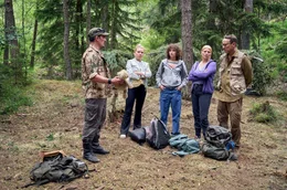 Thomas Wellmann (Wotan Wilke M&ouml;hring, re.) f&auml;hrt mit seiner Familie zum &Uuml;berlebenstraining in den Wald. Leschke (Hannes Wegener, li.) ist vom Gep&auml;ck der Familienmitglieder wenig &uuml;berzeugt.