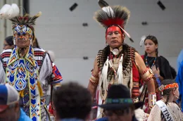 Comanchen bei einem indigenen Fest: Mehr als die H&auml;lfte der Strecke der Route 66 ber&uuml;hrt Siedlungen von Native Americans oder f&uuml;hrt durch sie hindurch.