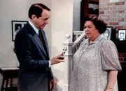 Stanley Perkins (William Schallert, l.) schenkt Miss Rose (Peggy Rea, r.) zum Abschied ein gemeinsames Erinnerungsstück. Stanley Perkins (William Schallert, l.) schenkt Miss Rose (Peggy Rea, r.) zum Abschied ein gemeinsames Erinnerungsstück.