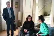Vanessa (Julia Augustin, M.) ist zuversichtlich, bessere Karten als Christoph zu haben. Links Kilian (Marc Dumitru), rechts Simone (Tatjana Clasing) Vanessa (Julia Augustin, M.) ist zuversichtlich, bessere Karten als Christoph zu haben. Links Kilian (Marc Dumitru), rechts Simone (Tatjana Clasing)