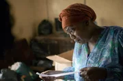 Esther (Mumbi Kaigwa) liest Mwalimus Testament. Esther (Mumbi Kaigwa) liest Mwalimus Testament.