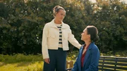 Simone (Tatjana Clasing, r.) ist ausgebremst, als Joana (Josephine Martz) den sexuellen &Uuml;bergriff nicht anzeigen will.