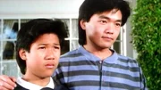 Das Versprechen – Dinh (Jusak Bernhard) und Dante (Champ Hopkins) sehen ihre leiblichen Eltern nach vielen Jahren zum ersten Mal wieder. Das Versprechen – Dinh (Jusak Bernhard) und Dante (Champ Hopkins) sehen ihre leiblichen Eltern nach vielen Jahren zum ersten Mal wieder.