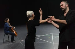 Symbiose zwischen Musik und Tanz: Anna Teresa De Keersmaeker (Mi.) und Jean-Guihen Queyras (li.) verbindet die Liebe zu Bachs Cello-Suiten.