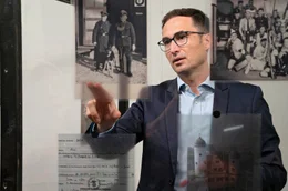 Dr. Stefan H&ouml;rdler vor Glaswand