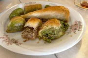Baklava, die mit Butter und Zuckersirup großzügig übergossene und mit Pistazien gefüllte Köstlichkeit, ist die süße Leidenschaft vieler Türken. Baklava, die mit Butter und Zuckersirup großzügig übergossene und mit Pistazien gefüllte Köstlichkeit, ist die süße Leidenschaft vieler Türken.