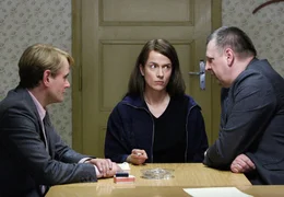 Jans Chef, Referatsleiter im Stasi-Gef&auml;ngnis (Roland May) setzt beim Verh&ouml;r Bettina (Claudia Michelsen) unter Druck. Jan (Devid Striesow), Bettina (Claudia Michelsen) und Referatsleiter MfS (Roland May) v.l.
