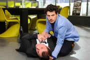 Als Bernd Lindenberg (Joachim Nimtz, l.) Luca (Manuel Cortez, r.) klar macht, wie viel er ihm bedeutet, hält dieser es nicht mehr aus und gesteht seinem Ziehvater die Wahrheit. Lindenberg bricht mit einem Herzinfarkt zusammen ... Als Bernd Lindenberg (Joachim Nimtz, l.) Luca (Manuel Cortez, r.) klar macht, wie viel er ihm bedeutet, hält dieser es nicht mehr aus und gesteht seinem Ziehvater die Wahrheit. Lindenberg bricht mit einem Herzinfarkt zusammen ...
