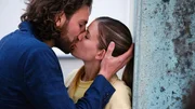 Vor lauter Glück bemerken Alexander (Frederik Götz) und Josefin (Sina Zadra) nicht, dass Bobbi und Finn sie entdeckt haben. Vor lauter Glück bemerken Alexander (Frederik Götz) und Josefin (Sina Zadra) nicht, dass Bobbi und Finn sie entdeckt haben.