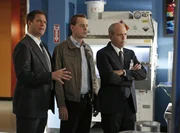 Warum wurde der Kongressabgeordnete Dan McLane ermordet? Tony (Michael Weatherly, l.), McGee (Sean Murray, M.) und Fornell (Joe Spano, r.) vermuten, dass es etwas mit seiner Vergangenheit als NCIS-Mann zu tun hat ... Warum wurde der Kongressabgeordnete Dan McLane ermordet? Tony (Michael Weatherly, l.), McGee (Sean Murray, M.) und Fornell (Joe Spano, r.) vermuten, dass es etwas mit seiner Vergangenheit als NCIS-Mann zu tun hat ...