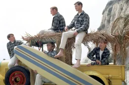 Die Beach Boys posieren mit einem historischen Kombiwagen im August 1962 in Los Angeles, Kalifornien: Carl Wilson, Mike Love (oben), Dennis Wilson (unten), Brian Wilson und David Marks (v.l.).