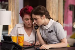 Als Greg pl&ouml;tzlich wieder in Rosies (Lily Collins, r.) Leben auftaucht, sucht sie Rat bei ihrer Freundin (Jaime Winstone, l.). Doch eigentlich muss sie Katies Vater eine Chance geben, seine Tochter kennenzulernen ...