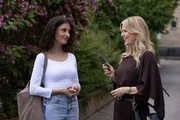 Naomi (Nadine Menz, l.) beeindruckt Patrizia (Miriam Lahnstein) mit ihrer kleinen Retourkutsche für deren erfolglose Einmischung. Naomi (Nadine Menz, l.) beeindruckt Patrizia (Miriam Lahnstein) mit ihrer kleinen Retourkutsche für deren erfolglose Einmischung.