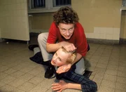 Melanie (Sigrid M. Schnückel, oben) hat Mareike (Sanna Englund) zu Boden geworfen und versucht ihr Pillen in den Mund zu schieben. Melanie (Sigrid M. Schnückel, oben) hat Mareike (Sanna Englund) zu Boden geworfen und versucht ihr Pillen in den Mund zu schieben.