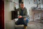 Alexander Forsman (Nicolai Cleve Broch) wundert sich über die blauen Tabletten, die er in der Wohnung von Vincent gefunden hat. Handelt es sich dabei um das neue chemische Rauschmittel, das schon einige Todesfälle gefordert hat? Alexander Forsman (Nicolai Cleve Broch) wundert sich über die blauen Tabletten, die er in der Wohnung von Vincent gefunden hat. Handelt es sich dabei um das neue chemische Rauschmittel, das schon einige Todesfälle gefordert hat?