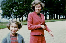 Prinzessin Elizabeth (re.) mit ihrer j&uuml;ngeren Schwester Margaret (li.) im Jahr 1939 auf dem Anwesen von Schloss Balmoral