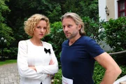 Natascha (Melanie Wiegmann, l.) verlangt von Michael (Erich Altenkopf, r.), Marlene andere Schmerzmittel zu geben. Natascha (Melanie Wiegmann, l.) verlangt von Michael (Erich Altenkopf, r.), Marlene andere Schmerzmittel zu geben.