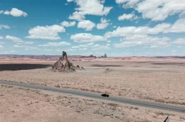 Unendliche Weite in Arizona: Die Route 66 f&uuml;hrt von Chicago, Illinois, quer durch die USA bis an den Pazifik in Santa Monica, Kalifornien.