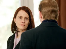Bettina (Claudia Michelsen) und Jan (Devid Striesow) treffen sich in einem Caf&eacute;.