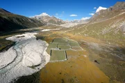 Alle großen Flüsse im Süden Asiens entspringen den Quellen des Himalayas. Die dortigen Gletscher sichern die Wasserversorgung von rund zwei Milliarden Menschen. Alle großen Flüsse im Süden Asiens entspringen den Quellen des Himalayas. Die dortigen Gletscher sichern die Wasserversorgung von rund zwei Milliarden Menschen.