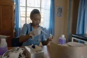 Anna (Sheila Munyiva) macht auf ihrer Arbeit in der Dorfklinik einen Schwangerschaftstest. Anna (Sheila Munyiva) macht auf ihrer Arbeit in der Dorfklinik einen Schwangerschaftstest.