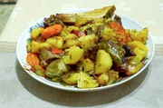 Dimlama ist ein usbekischer Rindseintopf, der mit Rindfleisch, Zwiebeln, Karotten, Auberginen und Kartoffeln zubereitet wird.