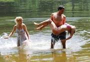 Mandy (Lara Mandoki, l.) hilft Konstantin (Moritz Tittel, r. stehend), die bewusstlose Marlene (Lucy Scherer, r.) aus dem Wasser zu retten. Mandy (Lara Mandoki, l.) hilft Konstantin (Moritz Tittel, r. stehend), die bewusstlose Marlene (Lucy Scherer, r.) aus dem Wasser zu retten.