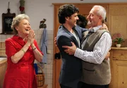 Große Freude bei den Sonnbichlers: Alexander (Gregory B. Waldis, M.) ist Alfons' (Sepp Schauer, r.) und Hildegards (Antje Hagen, l.) neuer Pensionsgast. Er ist zur Hochzeit von Werner und Doris aus Brüssel angereist. Große Freude bei den Sonnbichlers: Alexander (Gregory B. Waldis, M.) ist Alfons' (Sepp Schauer, r.) und Hildegards (Antje Hagen, l.) neuer Pensionsgast. Er ist zur Hochzeit von Werner und Doris aus Brüssel angereist.