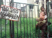 Der Landstreicher Eddi (Dieter Landuris) ist in Lohners Revier nicht erwünscht. Der Landstreicher Eddi (Dieter Landuris) ist in Lohners Revier nicht erwünscht.