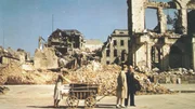 Ein Ende mit Schrecken. Die letzten Tage des Zweiten Weltkriegs brachten Tod, Not, Hunger und Flucht, für viele aber auch die Erlösung von Krieg und Diktatur. Ein Ende mit Schrecken. Die letzten Tage des Zweiten Weltkriegs brachten Tod, Not, Hunger und Flucht, für viele aber auch die Erlösung von Krieg und Diktatur.