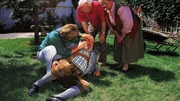Louis (Alfons Biber, Mi.) ist nach der Behandlung der Wunderheilerin zusammengebrochen. Dr. Stefan Frank (Sigmar Solbach, li.), Eberhard Frank (Hans Caninenberg) und Martha (Erna Wassmer) sind fassungslos. Louis (Alfons Biber, Mi.) ist nach der Behandlung der Wunderheilerin zusammengebrochen. Dr. Stefan Frank (Sigmar Solbach, li.), Eberhard Frank (Hans Caninenberg) und Martha (Erna Wassmer) sind fassungslos.