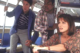 Als der Fahrer des Busses bei einem Schusswechsel verletzt wird, &uuml;bernimmt die couragierte Annie (Sandra Bullock, r.) das Steuer und gibt Speed ...