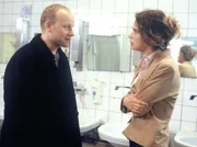 Kain (Bernd Michael Lade) sucht gemeinsam mit Theresa (Anne-Marie Bubke) nach einem Schuldigen an Eddis Tod. Kain (Bernd Michael Lade) sucht gemeinsam mit Theresa (Anne-Marie Bubke) nach einem Schuldigen an Eddis Tod.