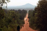Akisa und Max machen sich parallel auf den Weg nach Tsilanga. Akisa und Max machen sich parallel auf den Weg nach Tsilanga.
