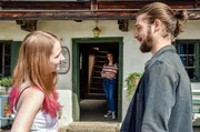 Leonie (Carolin Garnier, Mitte) wird eifers&uuml;chtig: Tanja (Rebecca Kleineidam) flirtet mit Max (Emanuel Fitz).