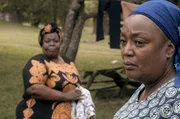 Akisas Mutter Esther (Mumbi Kaigwa, re.) und deren Schwester Salome (Muthoni Gathecha, li.) Akisas Mutter Esther (Mumbi Kaigwa, re.) und deren Schwester Salome (Muthoni Gathecha, li.)