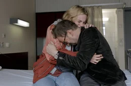 Maxi (Luna Wedler) und ihr Vater Alex (Milan Peschel) trauern um den Verlust der restlichen Familie. Reicht ihr gegenseitiger Trost aus, um wieder ein normales Leben f&uuml;hren zu k&ouml;nnen?
