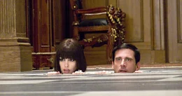 W&uuml;rden am liebsten im Fu&szlig;boden versinken: Agentin 99 (Anne Hathaway, l.) und Chef-Analytiker und &Auml;nfanger-Agent Maxwell Smart (Steve Carell, r.) ...