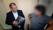 Inkasso-Unternehmer Steven H&auml;nel (li.) muss von einem Schuldner Geld eintreiben.