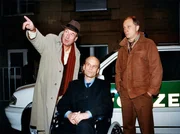 Hauptkommissar Ernst Bienzle (Dietz-Werner Steck), der tatverdächtige Konditormeister Theo Hasselt (Alexander Radszun) und Bienzles Assistent Günter Gächter (Rüdiger Wandel) beim Ortstermin. Hauptkommissar Ernst Bienzle (Dietz-Werner Steck), der tatverdächtige Konditormeister Theo Hasselt (Alexander Radszun) und Bienzles Assistent Günter Gächter (Rüdiger Wandel) beim Ortstermin.