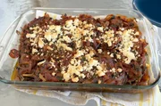 F&uuml;r das griechische Gem&uuml;segericht Imam Bayildi werden Auberginen karamellisiert, gew&uuml;rzt, mit Zwiebeln, Knoblauch und einer Tomatenso&szlig;e gef&uuml;llt und mit Feta garniert.