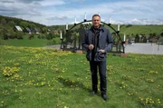 Moderator Axel Bulthaupt in typisch erzgebirgischer Landschaft. Moderator Axel Bulthaupt in typisch erzgebirgischer Landschaft.