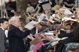 Der Weltstar Michael Caine begegnet seinen Fans bei der Filmpremiere von &bdquo;The Dark Knight&ldquo; im Jahr 2008.