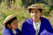 Yuli Yalanda (re.) erhält das überlieferte Wissen der Misak am Leben. Sie gehört zu einer neuen Generation, die sich bewusst für die traditionelle Lebensweise entschieden hat. Yuli Yalanda (re.) erhält das überlieferte Wissen der Misak am Leben. Sie gehört zu einer neuen Generation, die sich bewusst für die traditionelle Lebensweise entschieden hat.
